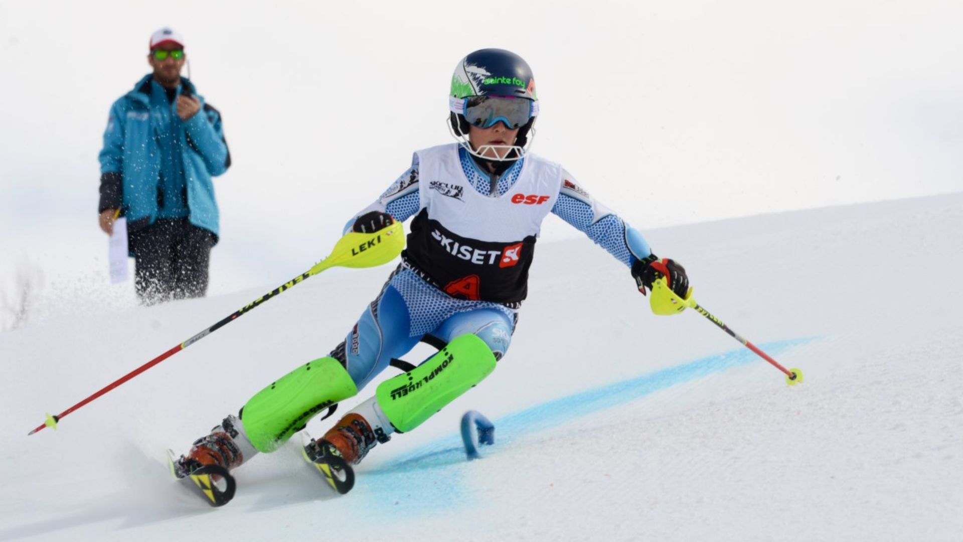 Skieuse en courbe sur le stade de slalom de Sainte Foy Tarentaise.