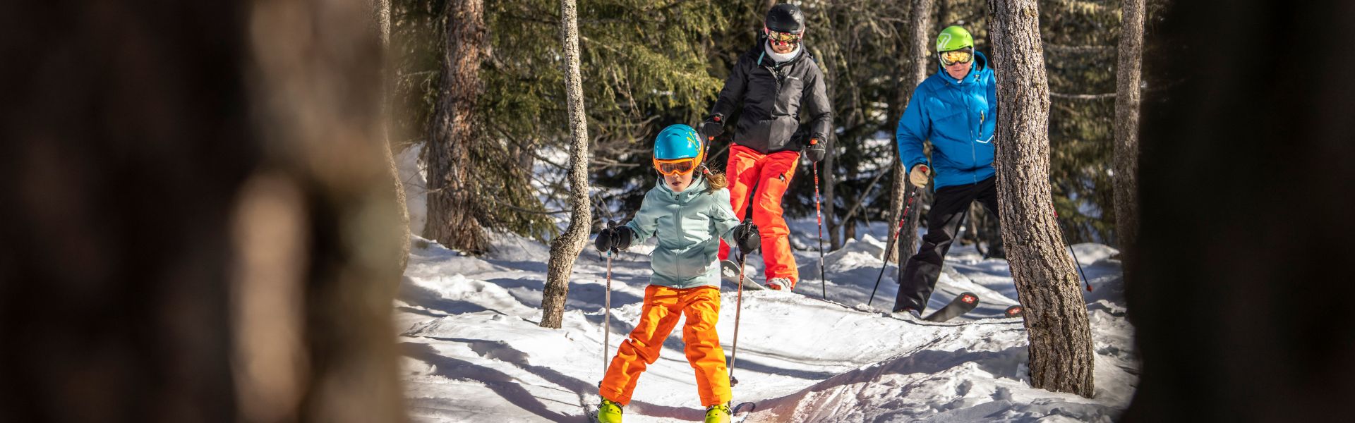 famille ski en forêt