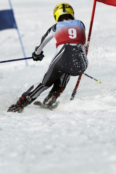 skieur devant une porte de slalom